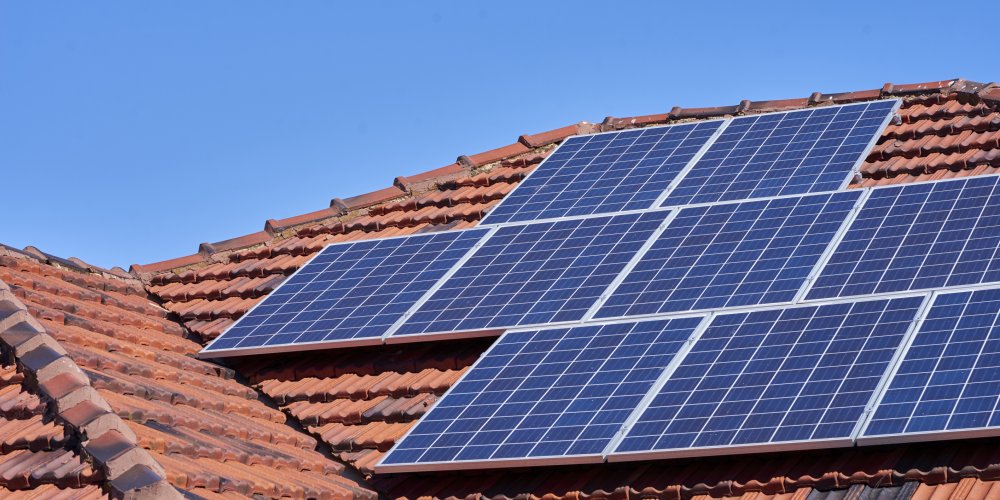découvrez les enjeux de la législation entourant les panneaux solaires en france. informez-vous sur les règles et réglementations en vigueur pour optimiser l'installation et l'utilisation de l'énergie solaire, tout en respectant les normes environnementales et en profitant des aides financières.