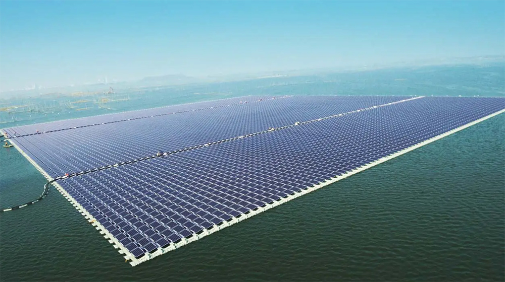 découvrez les panneaux solaires flottants, une solution innovante et durable pour la production d'énergie renouvelable. optimisez l'espace tout en réduisant l'évaporation de l'eau et en préservant la biodiversité. explorez les avantages écologiques et économiques de cette technologie d'avenir.