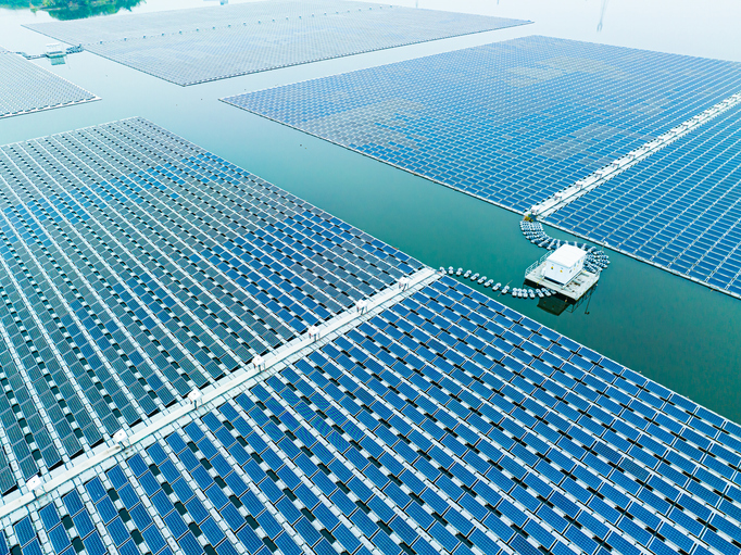 découvrez les panneaux solaires flottants, une solution innovante et écologique pour produire de l'énergie renouvelable tout en optimisant l'espace aquatique. idéals pour les lacs et réservoirs, ces systèmes contribuent à la transition énergétique tout en préservant l'environnement.