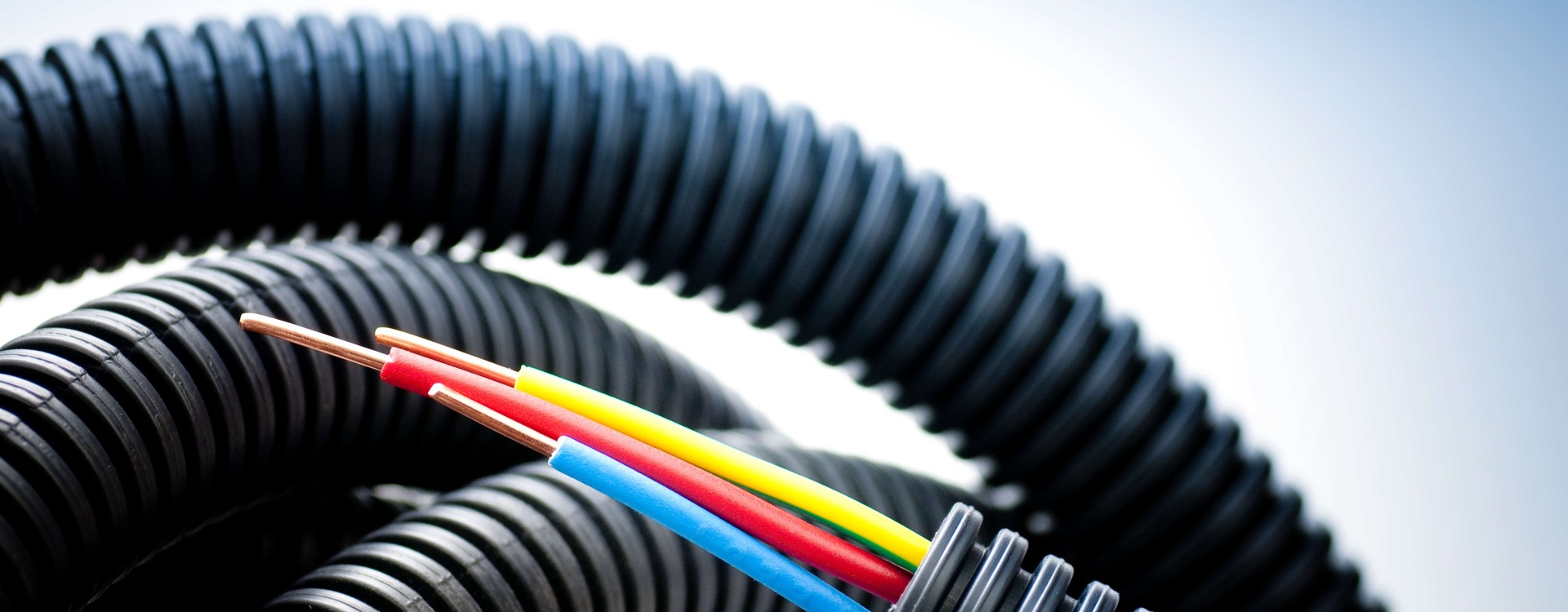 découvrez nos astuces et techniques pour passer un fil dans une gaine en toute simplicité. que vous soyez un bricoleur amateur ou un professionnel, nos conseils pratiques vous aideront à réaliser vos projets électriques en toute sécurité.