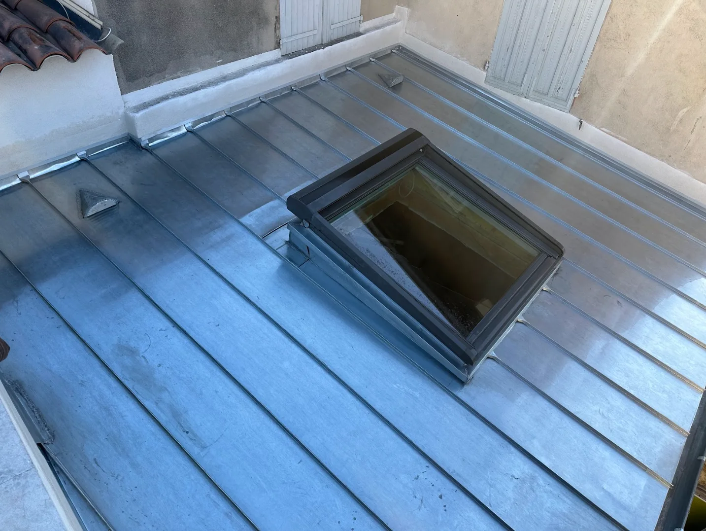 découvrez tout ce qu'il faut savoir sur la pente de toiture en zinc, un matériau durable et esthétique, idéal pour améliorer l'efficacité de votre toiture tout en offrant un style contemporain à votre maison.