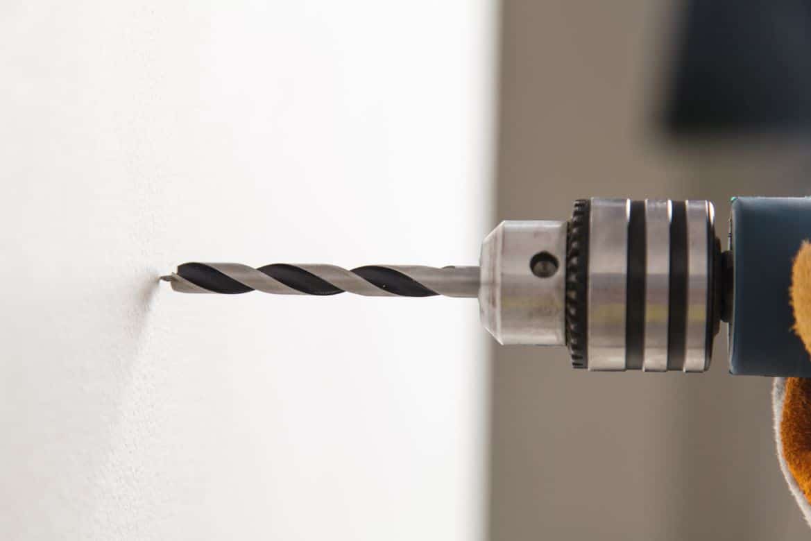 découvrez comment percer un mur dans votre maison en toute sécurité avec nos conseils pratiques. apprenez les techniques appropriées, les outils nécessaires et les précautions à prendre pour éviter d'endommager vos murs ou de perturber vos installations électriques.