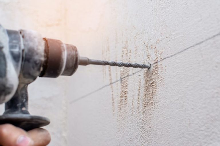 découvrez comment percer efficacement un mur de votre maison en toute sécurité. suivez nos conseils pratiques pour éviter les erreurs courantes et réussir vos travaux sans dommage.