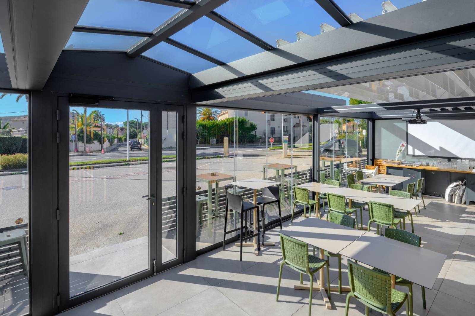 découvrez notre pergola thermique, la solution idéale pour profiter de votre espace extérieur tout au long de l'année. avec ses fonctionnalités innovantes, cette pergola offre un confort optimal en régulant la température, tout en ajoutant une touche esthétique à votre jardin. transformez votre terrasse en un havre de paix avec notre pergola thermique.