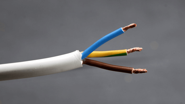 découvrez la différence entre phase et neutre : apprenez comment ces deux éléments électriques fonctionnent, leurs rôles essentiels dans un circuit et l'importance de leur distinction pour une installation sûre et efficace.