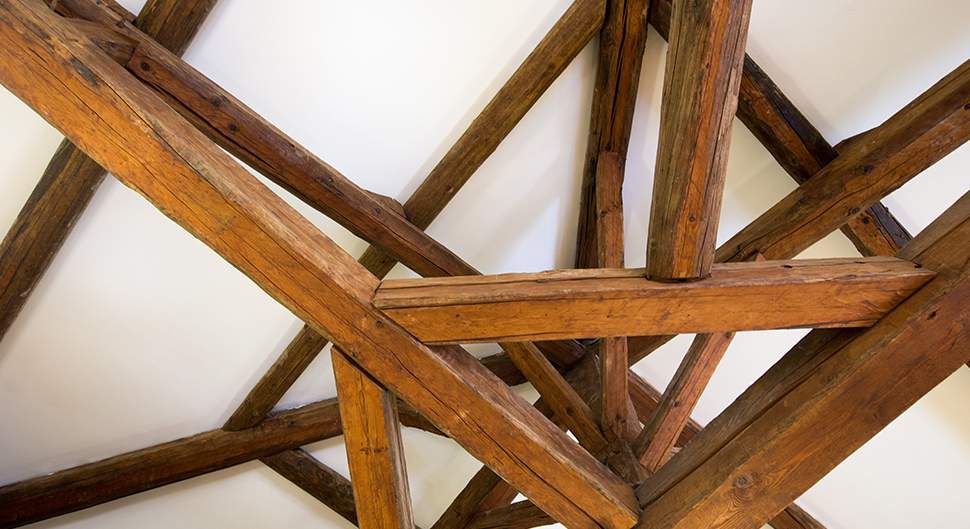 découvrez notre collection de photos de charpente, mettant en valeur l'artisanat, la structure et l'esthétique des charpentes en bois. idéal pour les professionnels du bâtiment et les passionnés de design intérieur.