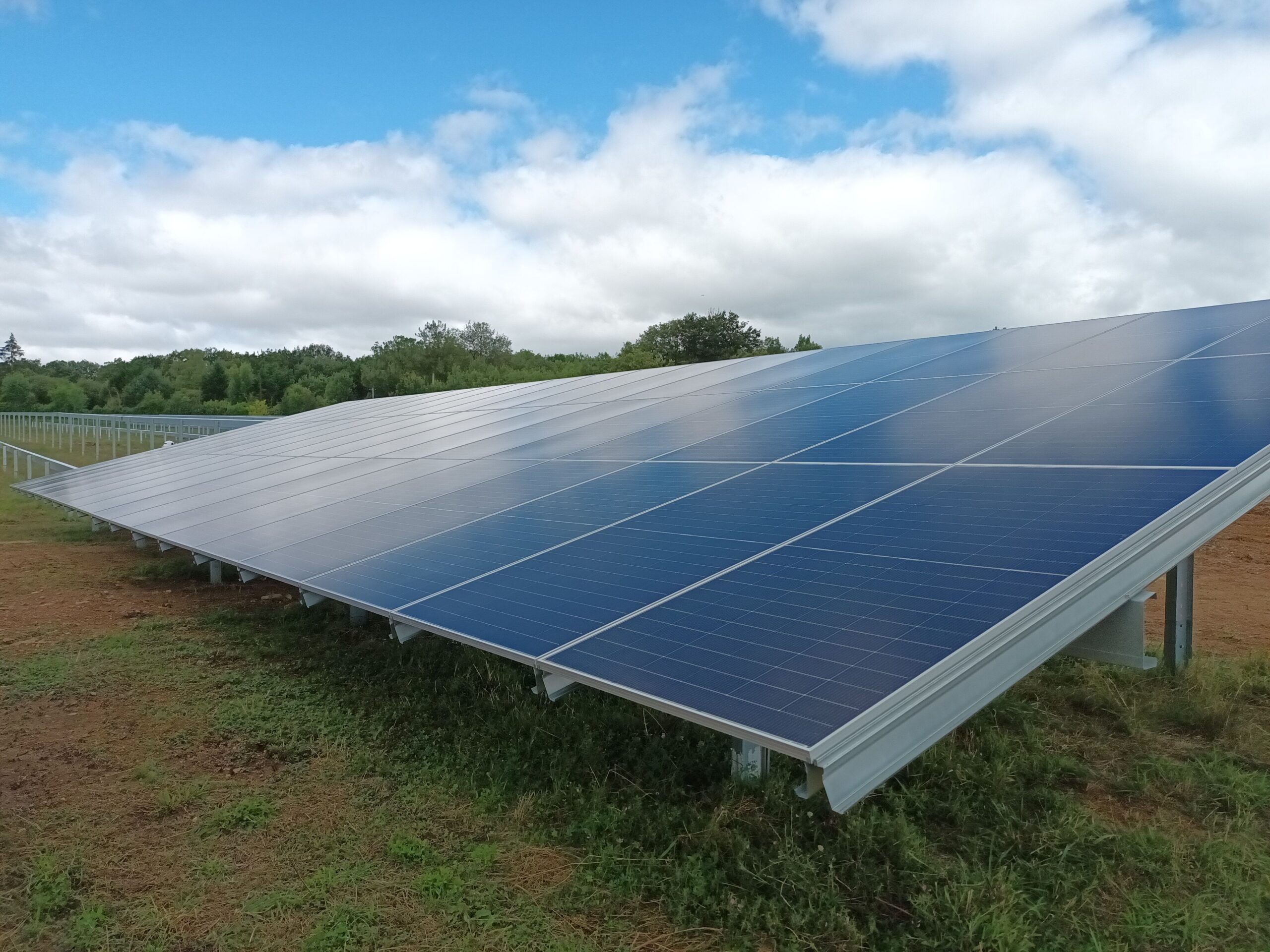 découvrez le photovoltaïque communautaire, une solution innovante et durable qui permet aux membres d'une communauté de produire et de consommer leur propre énergie solaire. partagez les avantages économiques et environnementaux d'une énergie renouvelable accessible à tous, tout en renforçant la solidarité locale.