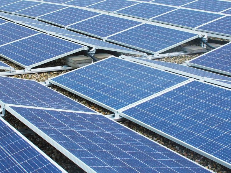découvrez comment l'énergie photovoltaïque transforme la mobilité urbaine en offrant des solutions durables et innovantes. explorez les synergies entre panneaux solaires et véhicules électriques pour un avenir écoresponsable.