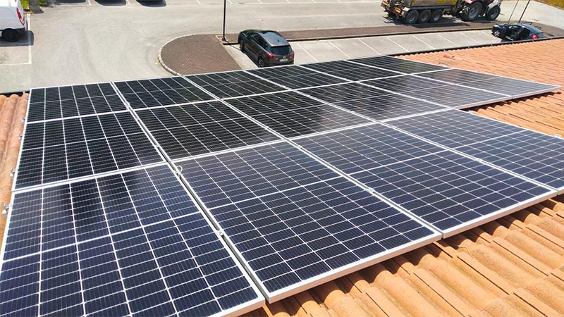 découvrez les solutions photovoltaïques professionnelles qui optimisent votre consommation d'énergie et réduisent vos coûts. profitez d'une installation de panneaux solaires de haute qualité pour un avenir durable et rentable.