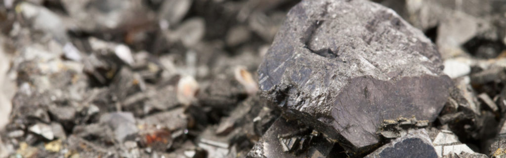 découvrez tout sur le plomb : ses propriétés, ses usages dans l'industrie et l'art, ainsi que les enjeux de santé et d'environnement liés à sa manipulation.