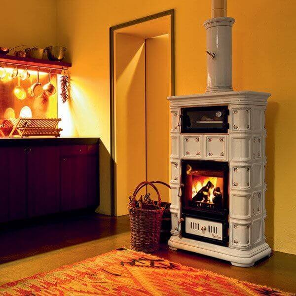 découvrez l'authenticité et le charme du poêle alsacien, une pièce maîtresse de la décoration intérieure qui allie tradition et modernité. apportez chaleur et convivialité à votre foyer avec ce chauffage à bois au design emblématique, parfait pour les hivers rigoureux.