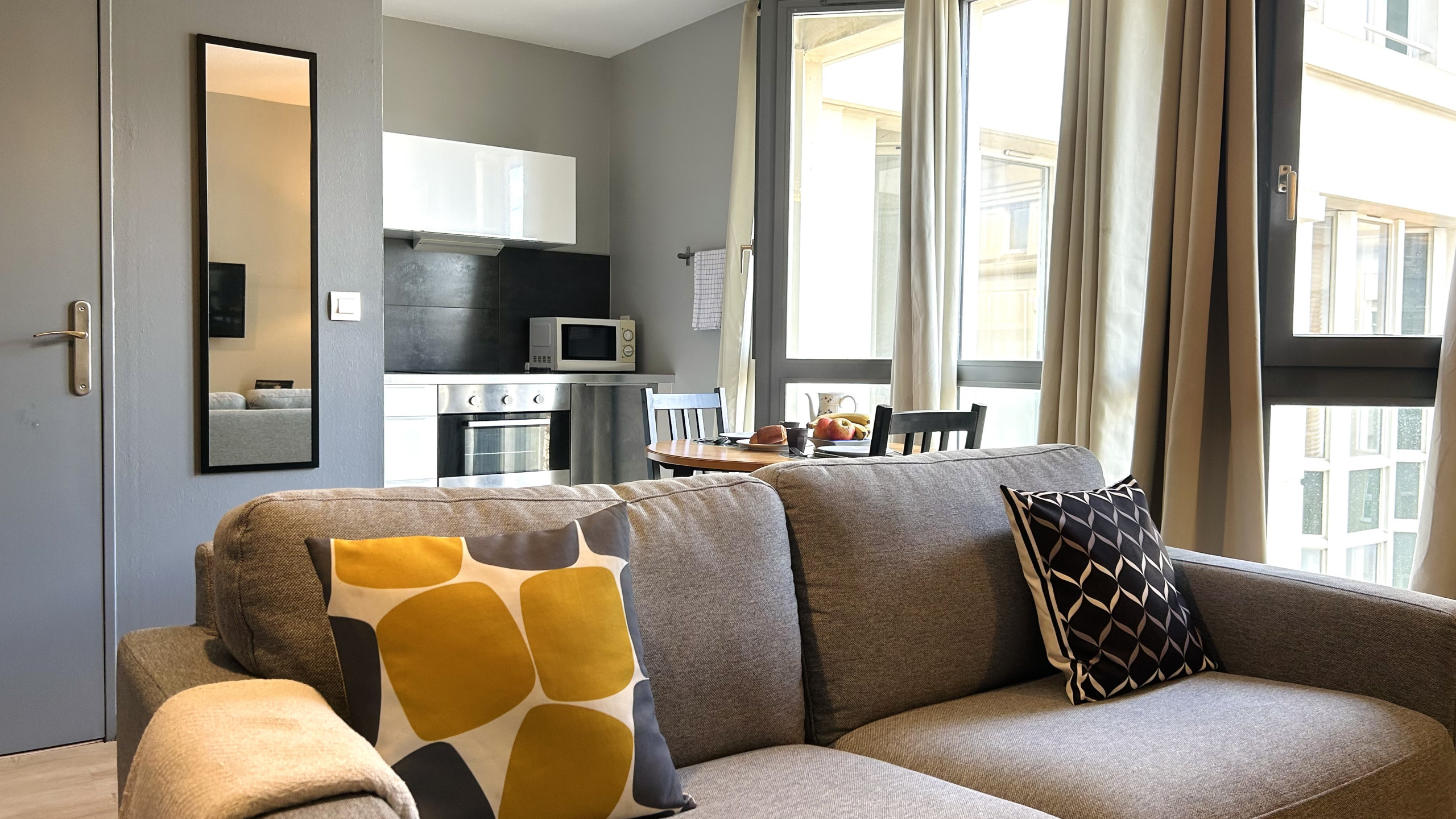 découvrez la première conciergerie dédiée à simplifier votre quotidien. profitez de services personnalisés pour gérer vos tâches, réserver vos loisirs et optimiser votre temps. déléguez en toute confiance et vivez l'expérience unique d'une conciergerie à votre service.