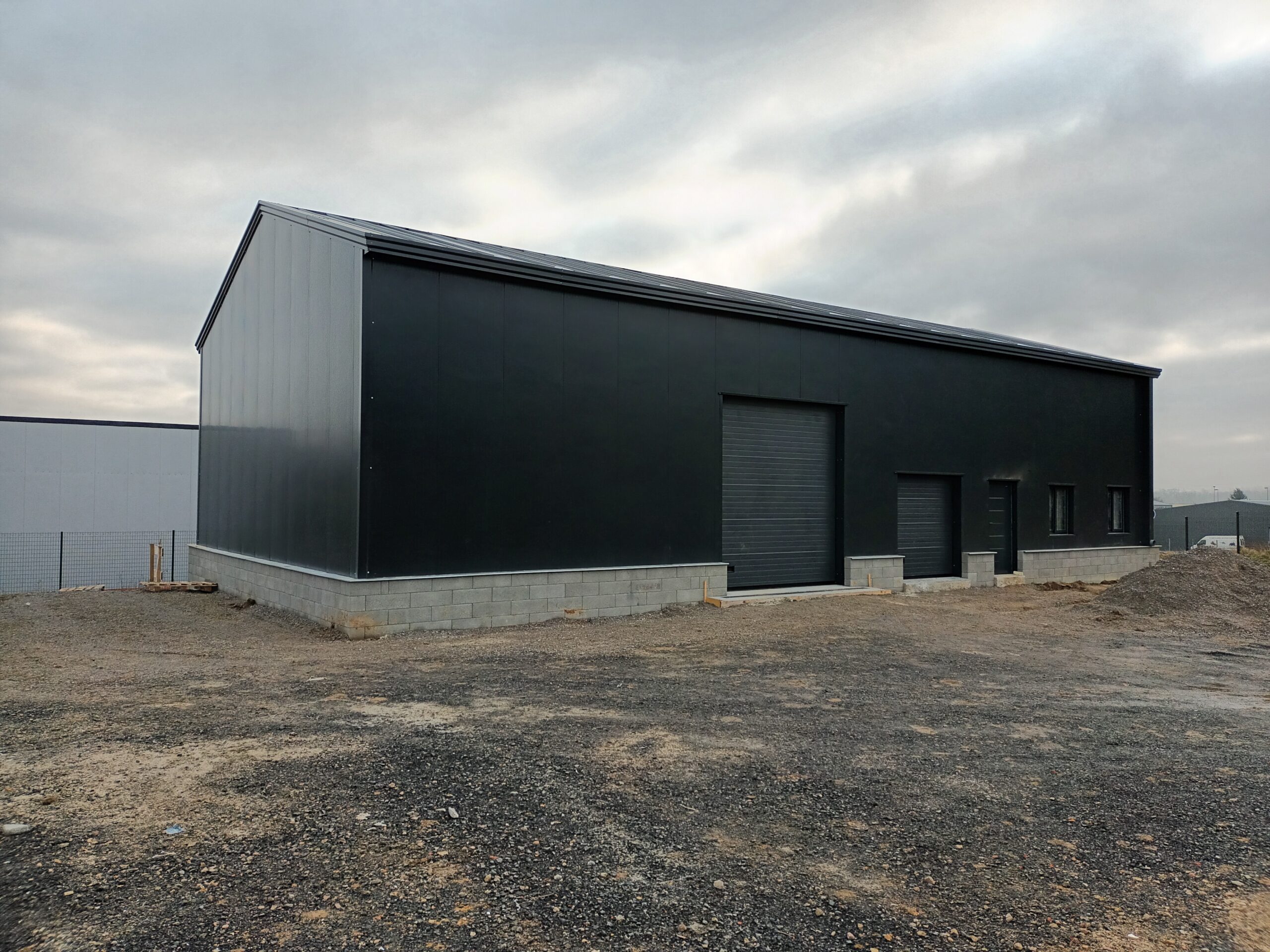 découvrez les prix compétitifs pour la location ou l'achat d'un hangar de 600m2. idéal pour le stockage, l'entreposage ou les activités professionnelles. obtenez des conseils et comparez les offres pour trouver le hangar qui répond à vos besoins.