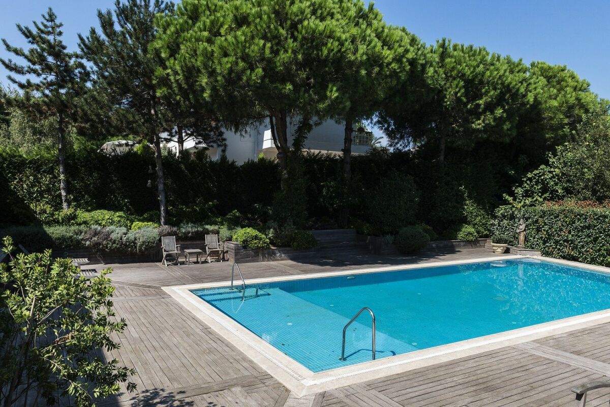 découvrez les prix des piscines creusées et trouvez la meilleure option pour votre jardin. comparez les coûts, les matériaux et les styles pour transformer votre espace extérieur en oasis de détente.