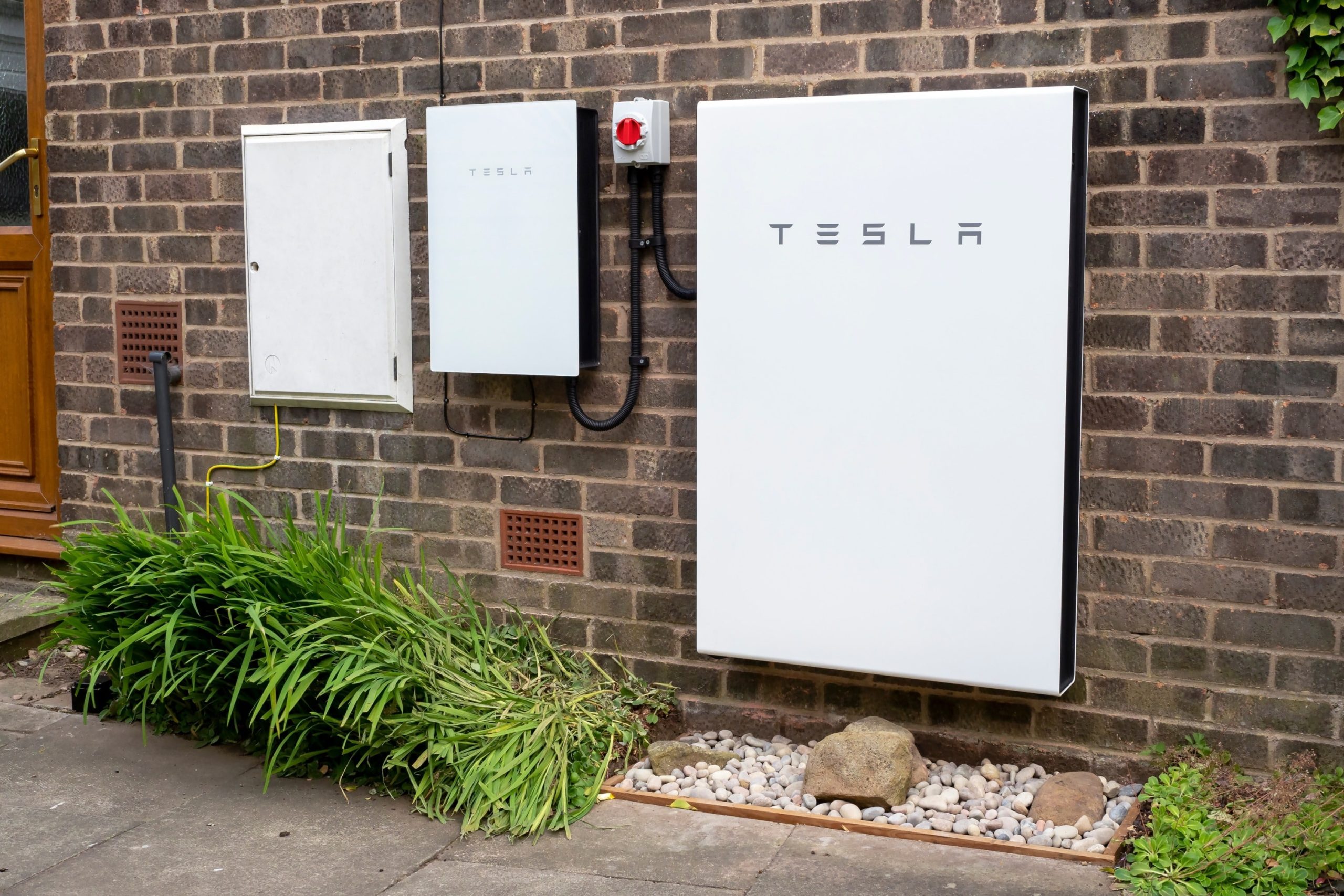 découvrez les prix de la powerwall, la solution de stockage d'énergie de tesla, et apprenez comment optimiser votre consommation énergétique tout en réduisant vos factures d'électricité. comparez les offres et choisissez la meilleure option pour votre maison.