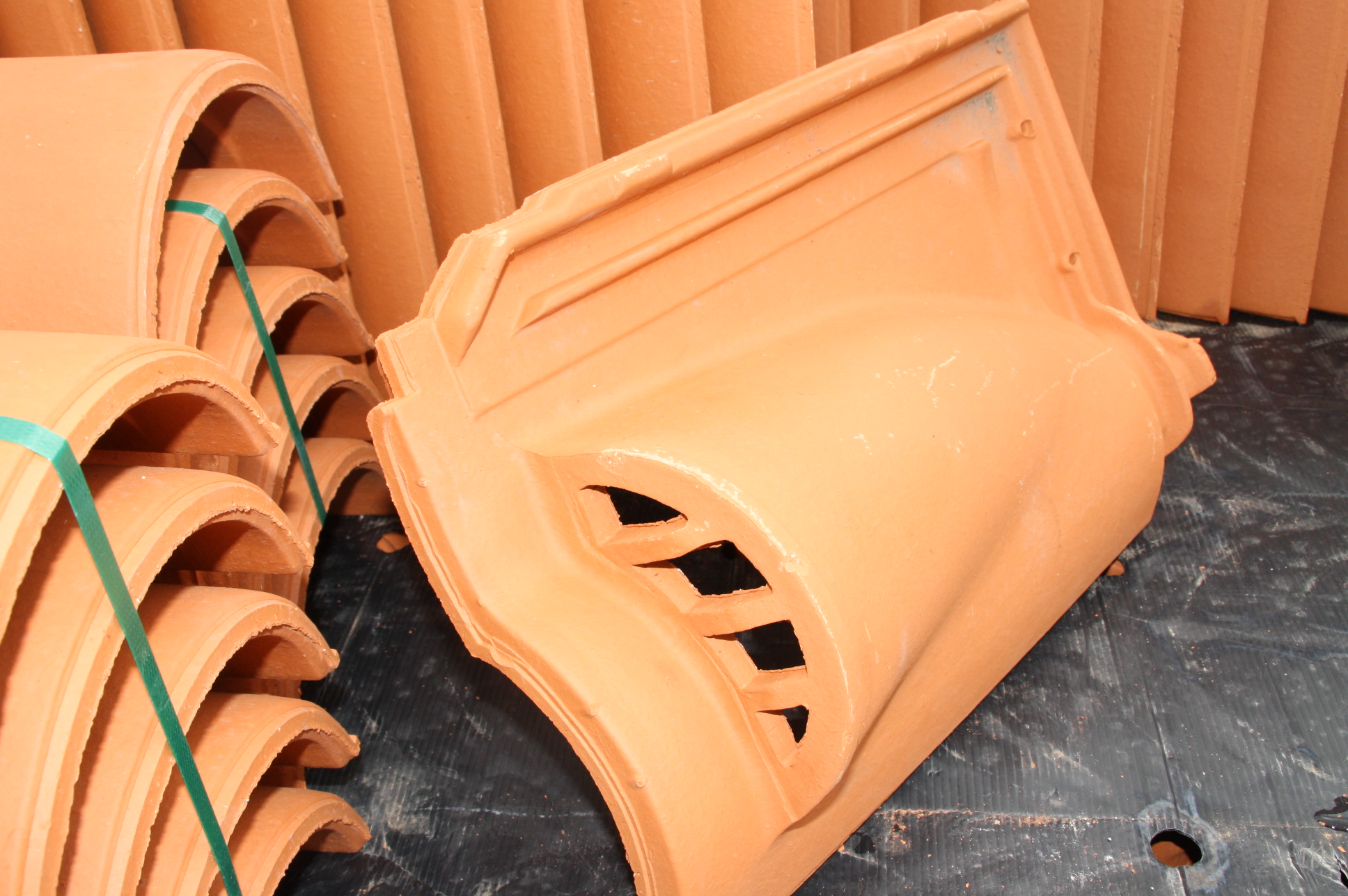 découvrez les prix compétitifs des tuiles gr13 pour vos projets de construction et de rénovation. qualité, durabilité et esthétisme au rendez-vous. obtenez un devis personnalisé dès maintenant !