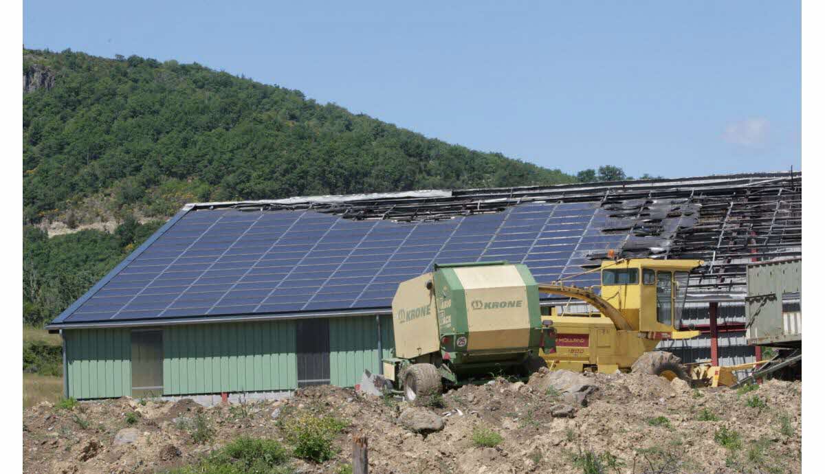 découvrez notre guide détaillé sur la procédure à suivre en cas d'incendie lié aux installations photovoltaïques. apprenez les mesures de sécurité, les étapes d'évacuation et les meilleures pratiques pour protéger votre propriété et garantir la sécurité des personnes.