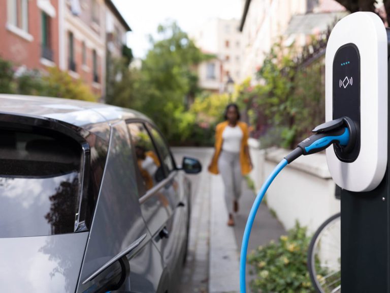 découvrez nos solutions de recharge pour voitures électriques, adaptées à tous vos besoins. profitez d'une installation facile, d'une borne de recharge rapide et d'un service client de qualité pour une conduite écologique et pratique.