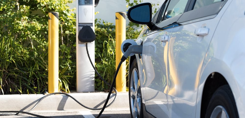 découvrez tout sur la recharge de voitures électriques : types de bornes, solutions pratiques pour recharger chez vous ou en déplacement, et conseils pour optimiser votre expérience de conduite électrique.