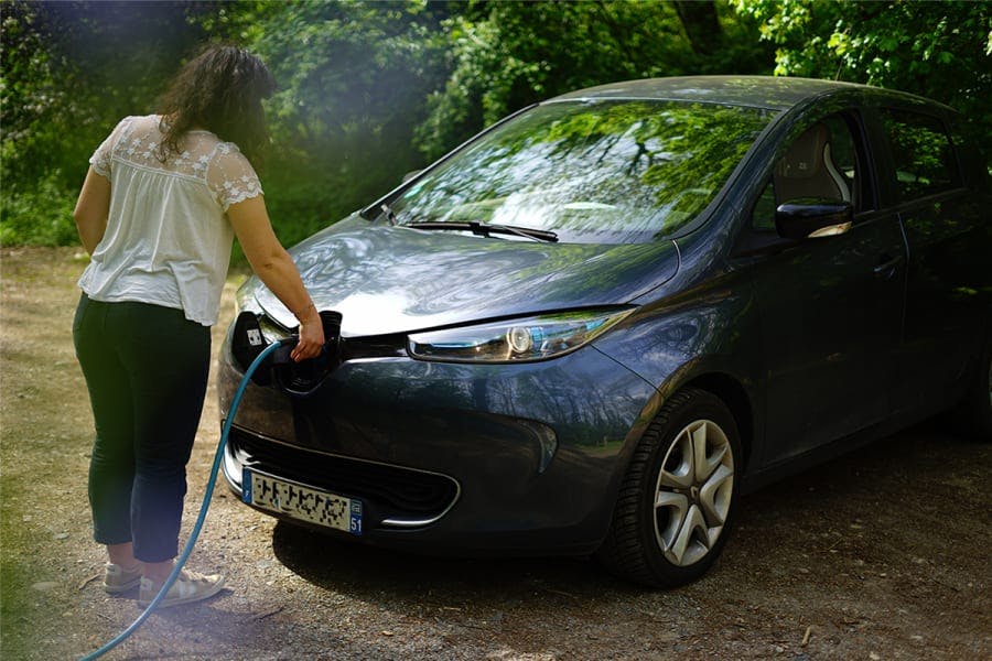 découvrez notre solution de recharge domestique pour votre voiture électrique zoé. profitez d'une installation simple, rapide et efficace pour recharger votre véhicule à domicile, tout en réduisant vos coûts énergétiques et en respectant l'environnement.