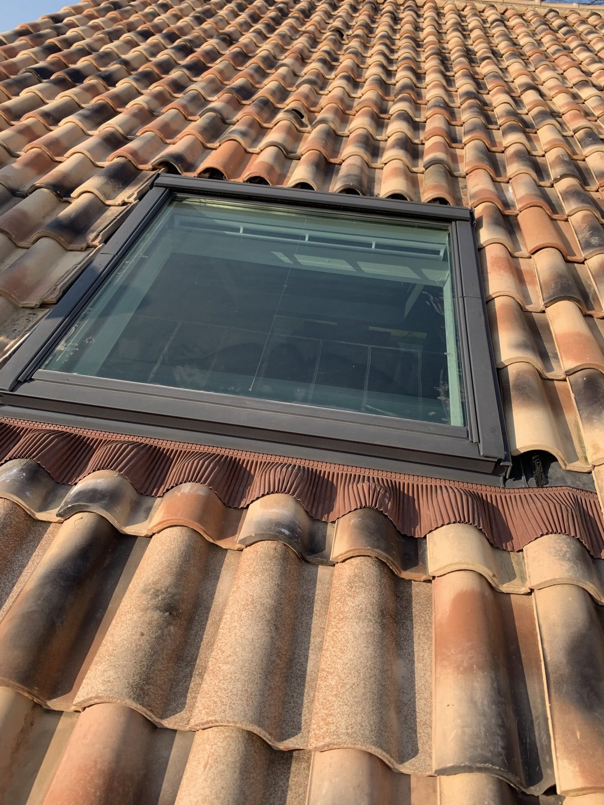 besoin d'une réparation de velux ? faites confiance à nos experts pour des solutions rapides et efficaces. que ce soit pour un vitrage brisé, une fuite d'eau ou des problèmes d'ouverture, nous sommes là pour redonner vie à vos fenêtres de toit. contactez-nous dès aujourd'hui pour un devis gratuit !