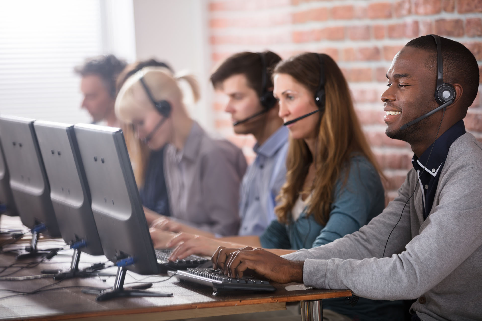 découvrez tout sur le salaire en téléprospection : échelles salariales, facteurs influençant les revenus, et conseils pour maximiser vos gains dans ce secteur dynamique.