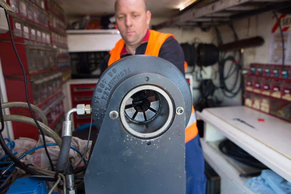 découvrez notre service de sertissage de flexible hydraulique, garantissant des connexions fiables et de haute qualité pour vos applications industrielles. bénéficiez d'une expertise technique et d'un équipement de pointe pour des solutions sur mesure.