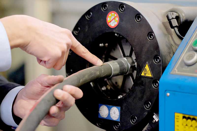 découvrez notre guide complet sur le sertissage des flexibles hydrauliques. apprenez les techniques, les outils nécessaires et les meilleures pratiques pour assurer des connexions fiables et sécurisées dans vos systèmes hydrauliques.