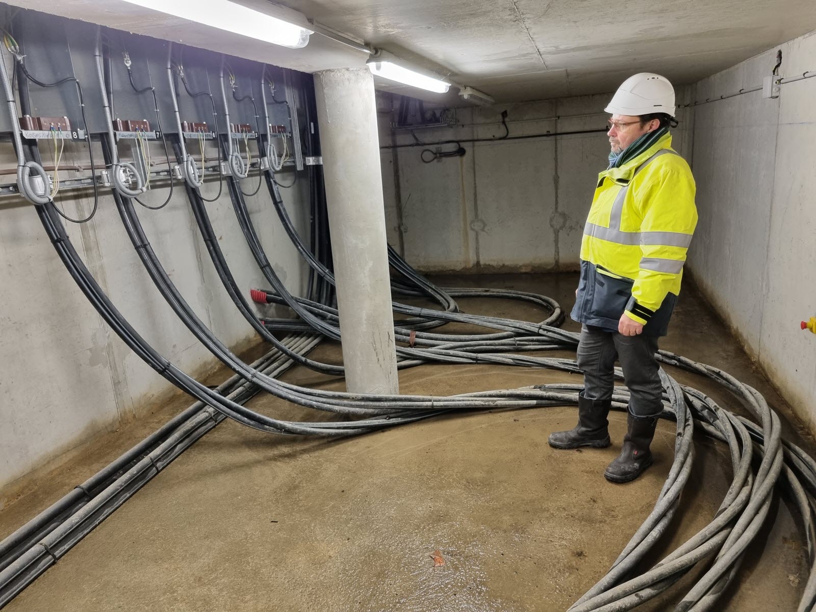 découvrez notre simulateur électrique interactif qui vous permet de modéliser et d'analyser des systèmes électriques. apprenez les concepts de l'électrotechnique grâce à des simulations réalistes adaptées à tous les niveaux, que vous soyez étudiant ou professionnel. plongez dans l'univers de l'électricité avec des outils pratiques et intuitifs !