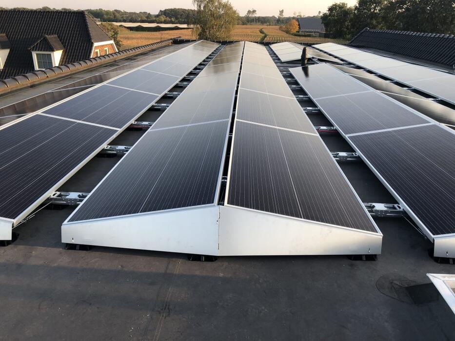 découvrez notre outil de simulation de panneaux solaires pour estimer l'efficacité et le rendement de votre installation photovoltaïque. prenez des décisions éclairées et optimisez votre investissement énergétique.