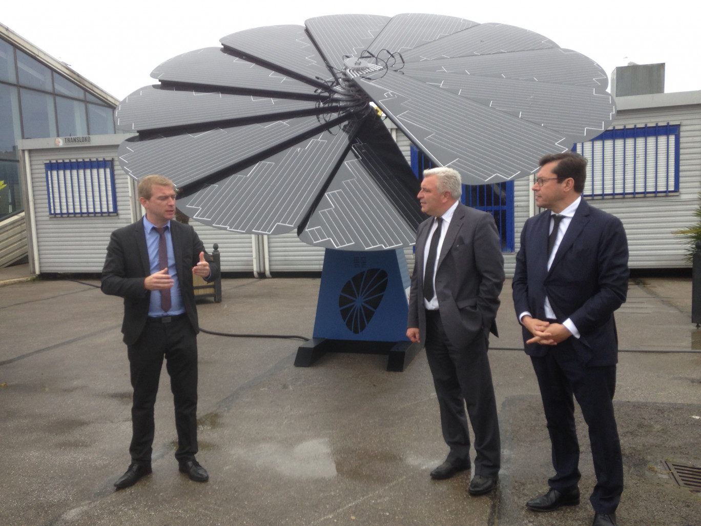 découvrez smart flower, une solution innovante de panneaux solaires qui allie design élégant et efficacité énergétique. profitez d'une énergie propre tout en embellissant votre espace extérieur grâce à cette technologie avant-gardiste.