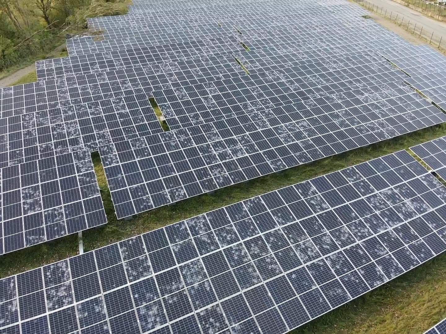 découvrez comment les panneaux solaires résistent à la grêle et les meilleures solutions pour protéger votre installation. profitez de l'énergie solaire en toute sérénité !