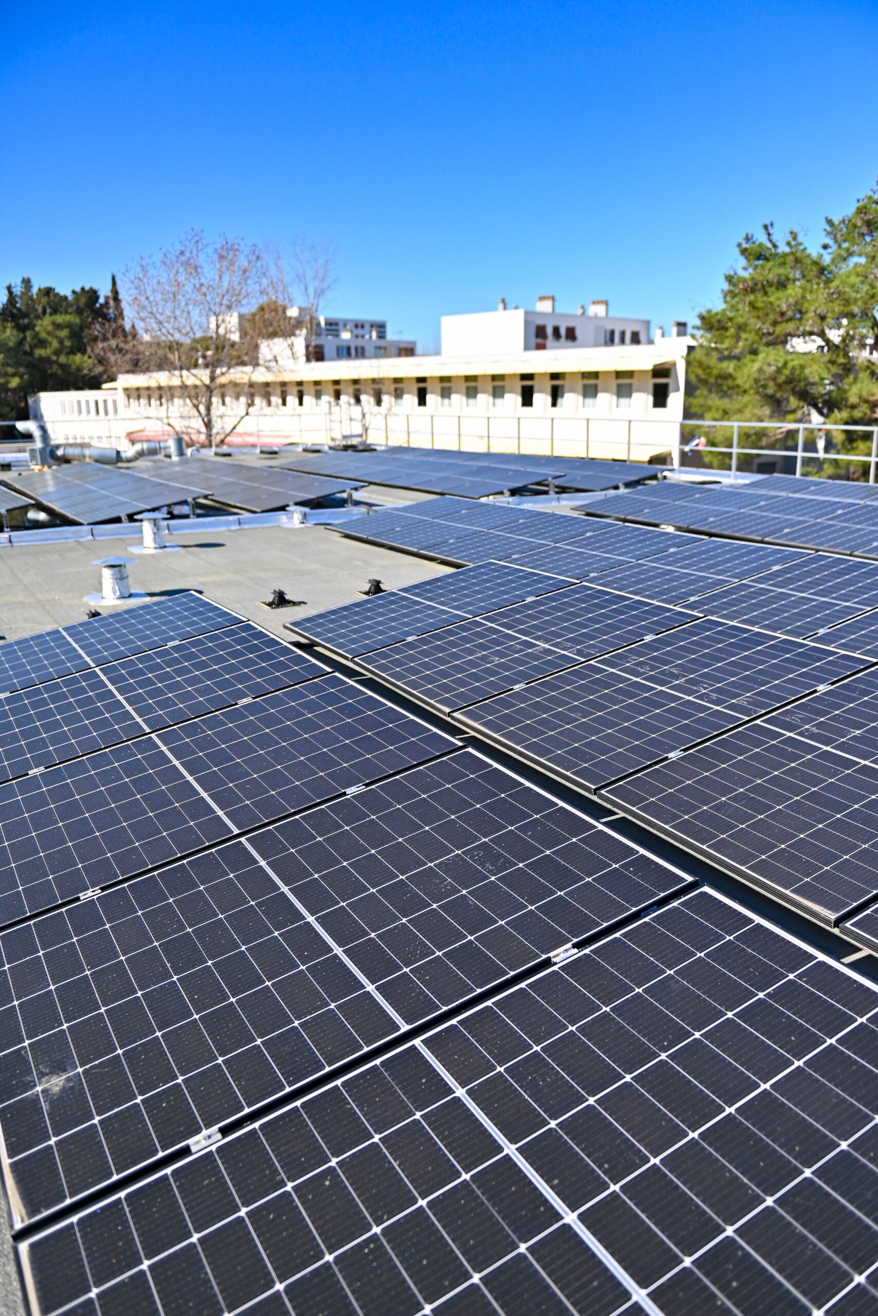 découvrez solar montpellier, votre expert en solutions d'énergie solaire dans la région. profitez des avantages de l'énergie renouvelable avec des installations photovoltaïques sur mesure, conçues pour réduire votre facture d'électricité et respecter l'environnement.