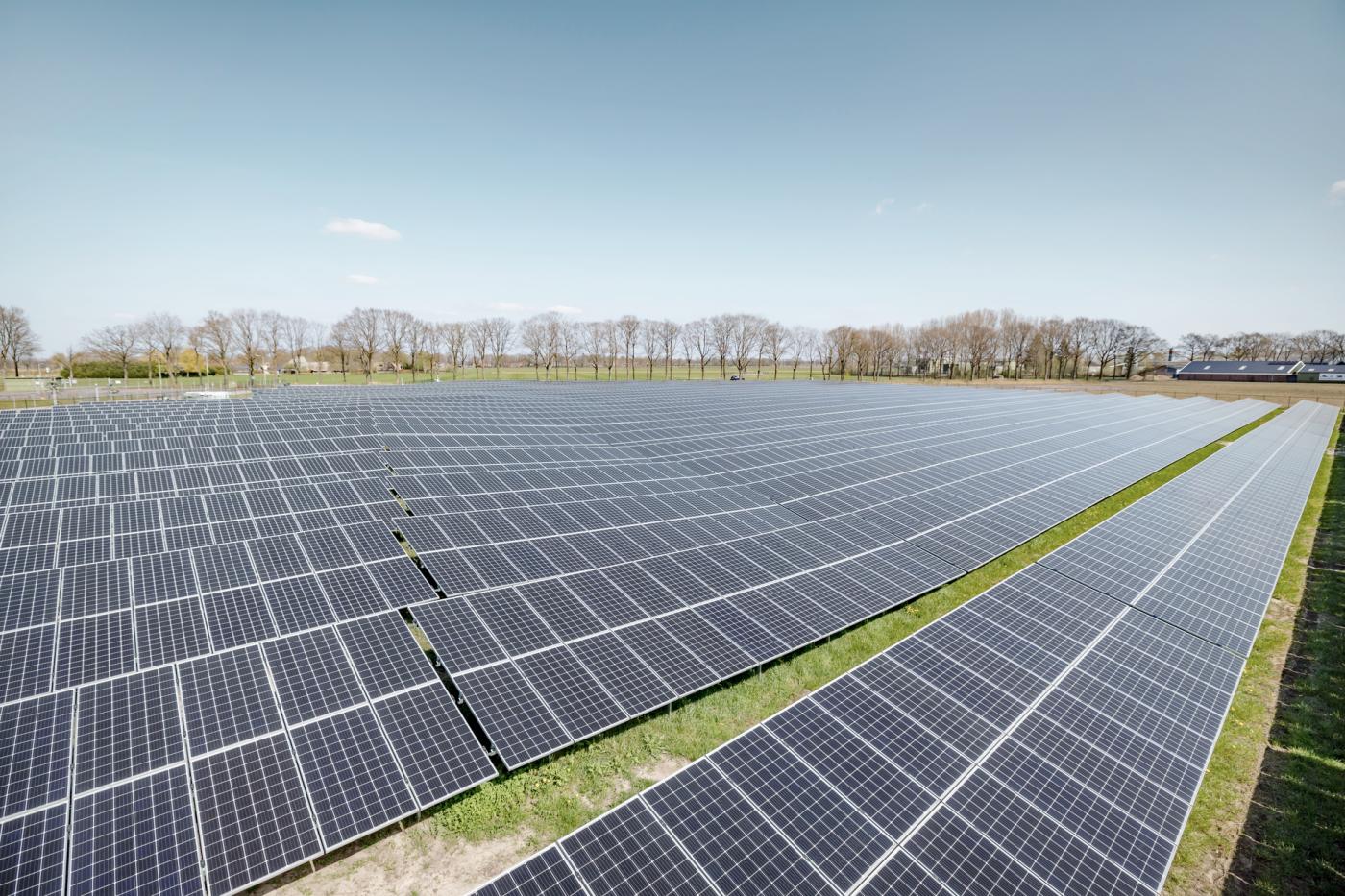 découvrez comment une station solaire peut transformer l'énergie solaire en électricité durable, offrant une solution écologique et économique pour réduire votre empreinte carbone et profiter d'énergies renouvelables.
