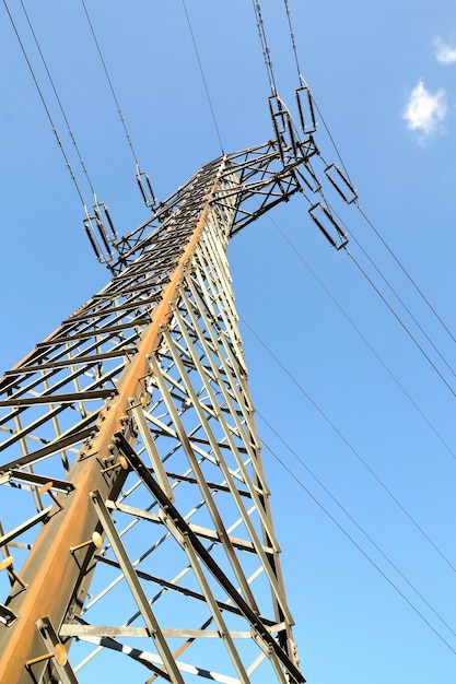 découvrez tout ce qu'il faut savoir sur les surtensions edf : causes, conséquences et solutions pour protéger vos appareils électroménagers. informez-vous sur la prévention des surtensions et assurez la sécurité de votre installation électrique.