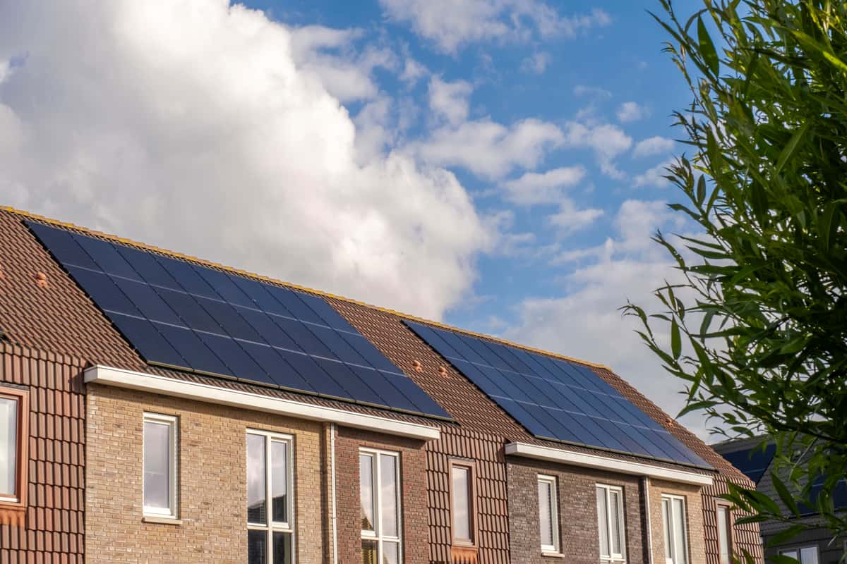 découvrez tout ce qu'il faut savoir sur la taxe liée aux panneaux solaires : obligations fiscales, régimes d'imposition et conseils pour optimiser votre investissement dans l'énergie renouvelable.