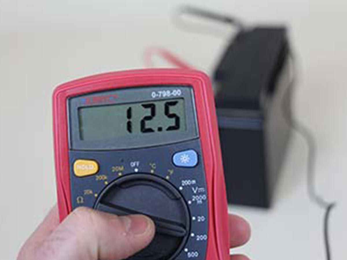 découvrez comment tester une batterie solaire efficacement pour garantir sa performance et sa longévité. suivez nos conseils pratiques et astuces pour maximiser l'énergie de votre installation photovoltaïque.