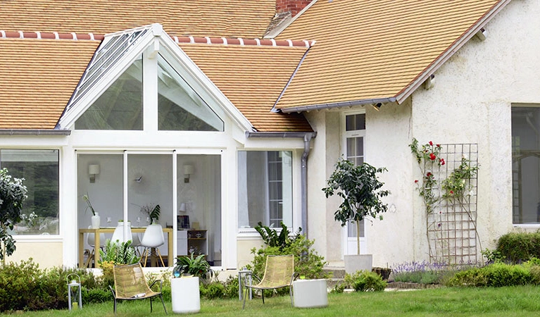 découvrez tout ce qu'il faut savoir sur votre toit : types de toiture, matériaux, techniques de pose et d'entretien, ainsi que des conseils pour assurer la longévité et la sécurité de votre maison.