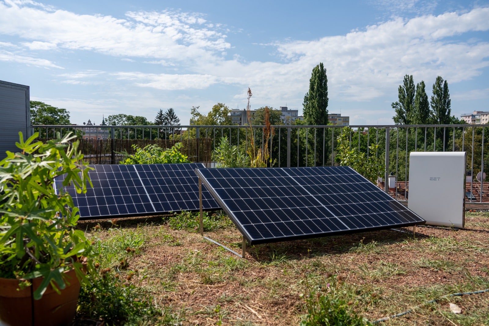 découvrez les avantages des toits plats solaires : une solution innovante et écologique pour maximiser votre espace tout en produisant de l'énergie renouvelable. apprenez comment optimiser l'installation de panneaux solaires sur votre toit plat pour réduire vos factures d'énergie et contribuer à un avenir durable.