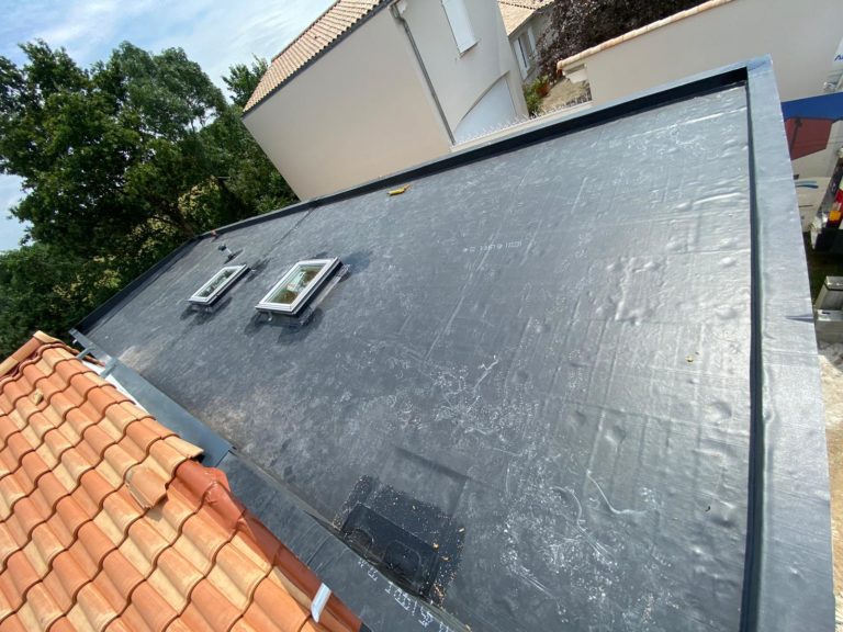 découvrez tout ce qu'il faut savoir sur les toits plats : avantages, inconvénients, matériaux et conseils d'entretien pour un toit durable et esthétique. transformez votre espace avec des solutions modernes et efficaces.