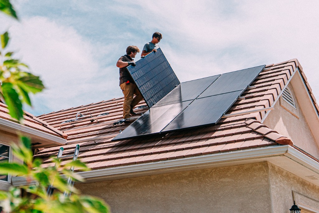 découvrez les avantages d'un toit solaire : une solution écologique, économiquement avantageuse et esthétiquement moderne pour produire votre propre énergie tout en préservant l'environnement.