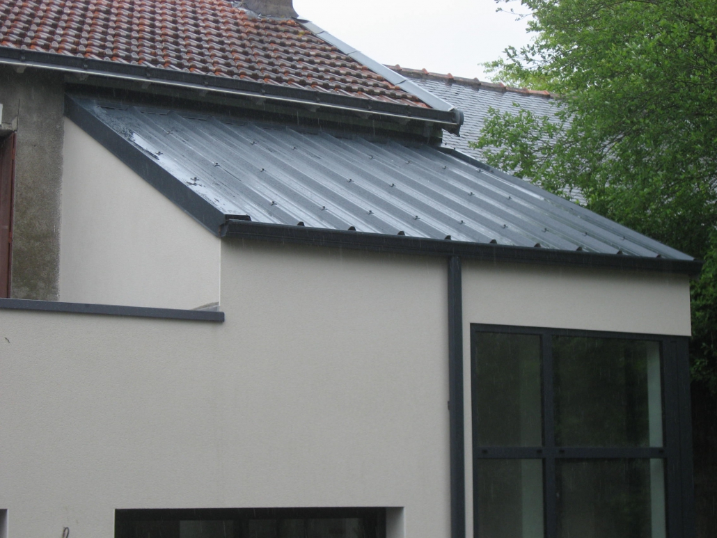 découvrez les avantages de la toiture en bac acier, une solution durable et esthétique pour protéger votre maison. performante et légère, cette toiture offre une excellente résistance aux intempéries tout en assurant une isolation thermique efficace. idéale pour les nouvelles constructions et les rénovations, optez pour le bac acier pour un toit durable et moderne.