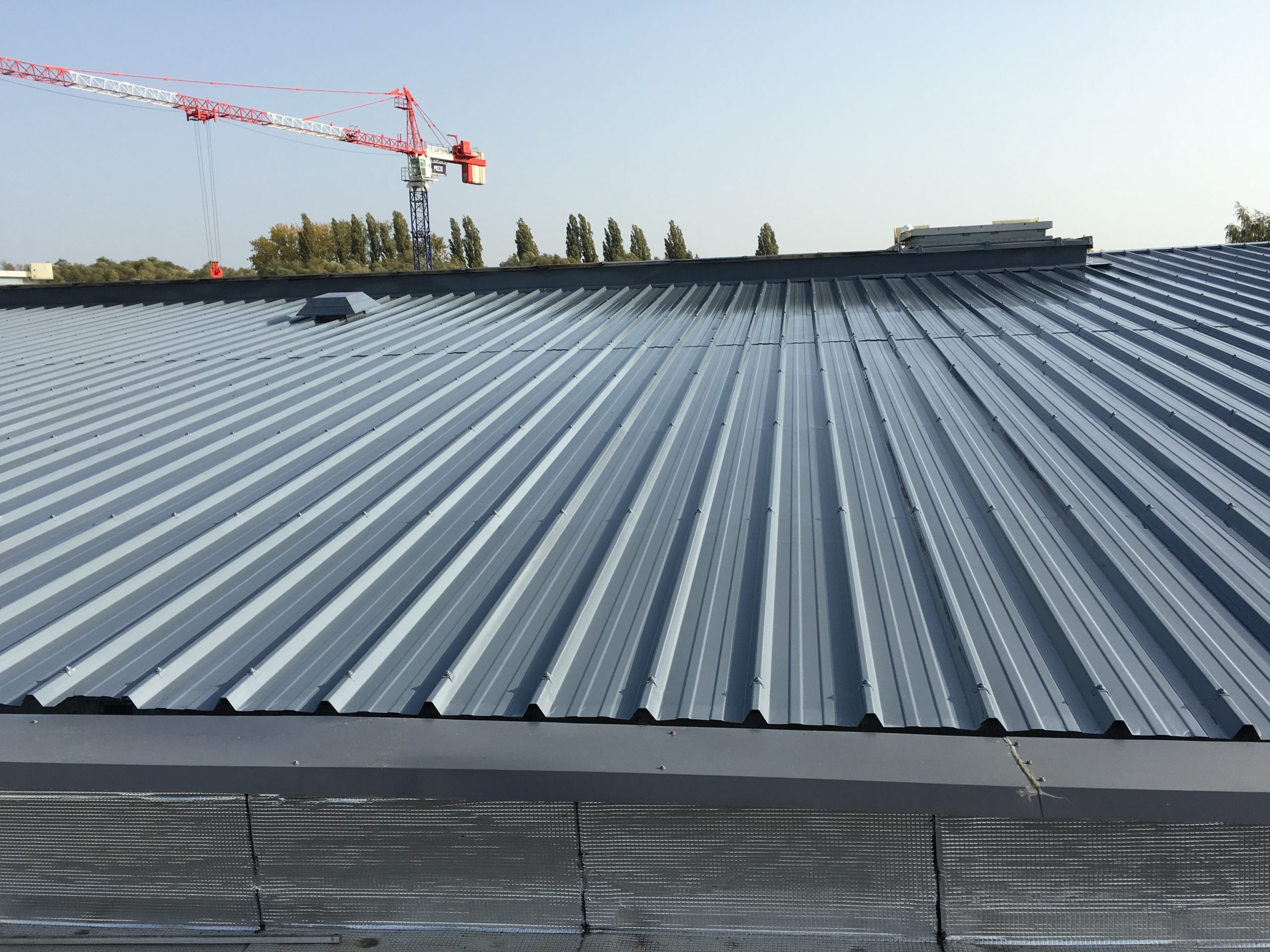 découvrez les avantages de la toiture en bac acier : durabilité, légèreté et excellent rapport qualité-prix. idéale pour vos projets de construction, elle offre une excellente protection contre les intempéries. apprenez-en plus sur ses caractéristiques et ses applications.