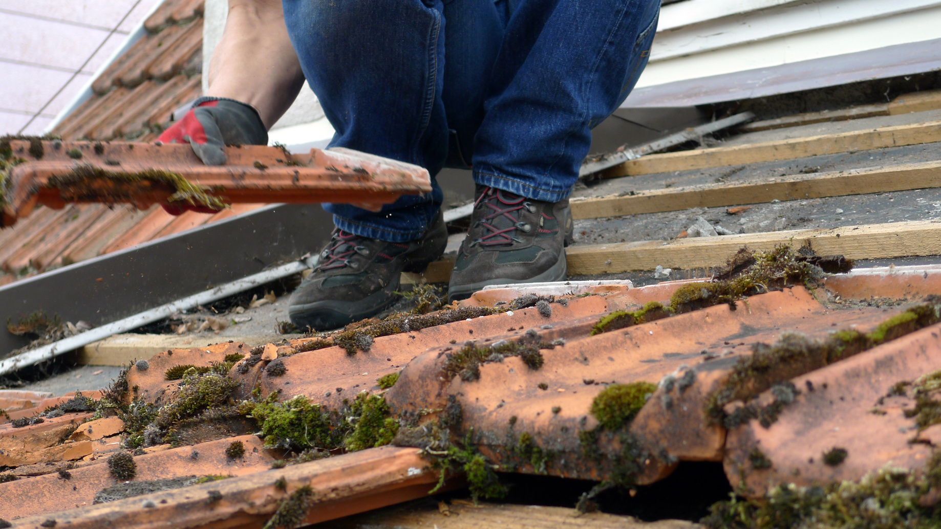découvrez les causes et solutions pour réparer une toiture cassée, afin de protéger votre maison des intempéries et des dommages intérieurs. obtenez des conseils d'experts pour garantir la sécurité et l'intégrité de votre toit.