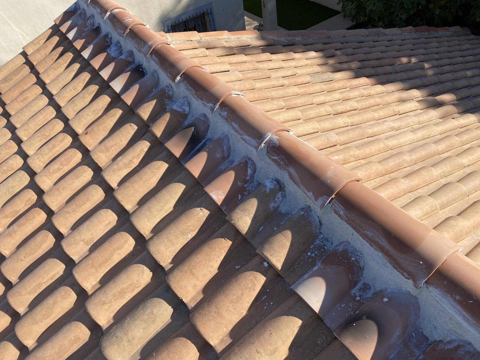 découvrez nos solutions efficaces pour réparer une toiture cassée. protégez votre maison des intempéries et assurez la sécurité de votre famille avec nos services professionnels.