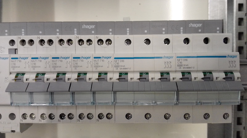 découvrez les bases du triphasé pour débutants : un guide simple et accessible pour comprendre le fonctionnement de l'électricité triphasée, ses avantages et son utilisation dans divers domaines. parfait pour les novices qui souhaitent se familiariser avec cette technologie.