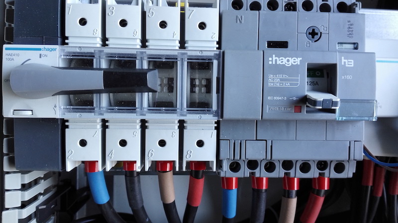 découvrez les bases du triphasé avec notre guide pour débutants. apprenez les principes fondamentaux, les applications et les avantages de ce système électrique pour mieux comprendre son fonctionnement.