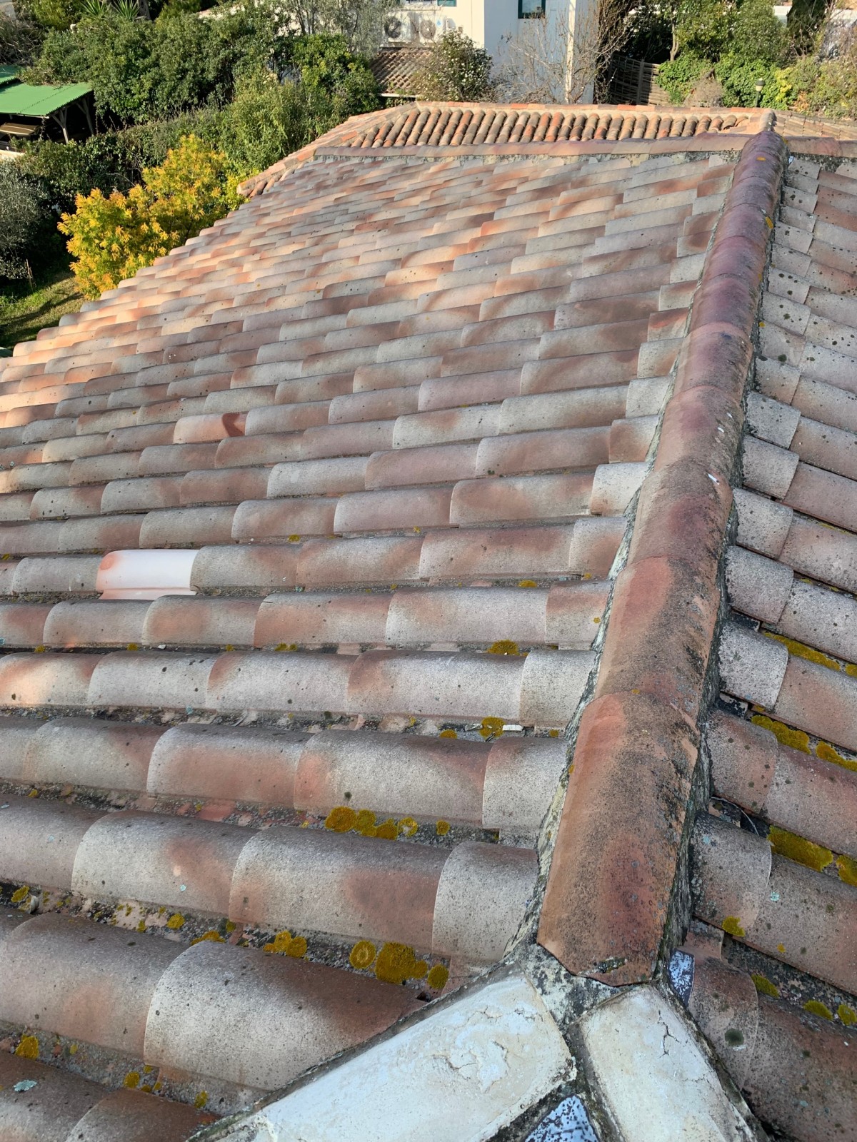 découvrez les tuiles canal, un matériau traditionnel pour la toiture qui allie esthétique et durabilité. apprenez tout sur ses avantages, son installation et son entretien pour un toit résistant et élégant.