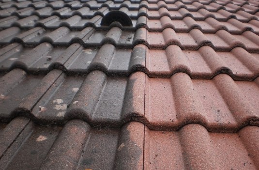 découvrez la tuile noire, un choix élégant et intemporel pour vos projets de toiture. alliant durabilité et esthétique, elle apporte une touche moderne à tout type d'architecture. explorez nos options de tuiles noires pour transformer votre maison.