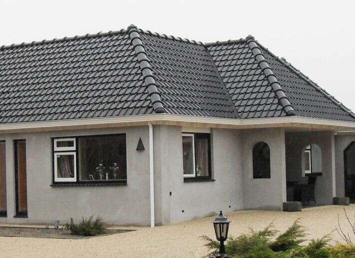 découvrez l'élégance intemporelle des tuiles noires pour sublimer vos projets architecturaux. idéales pour apporter du style à vos toitures, elles allient esthétisme et durabilité. transformez votre maison avec des matériaux de qualité.